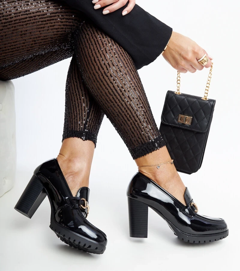 Czarne lakierowane czółenka słupku