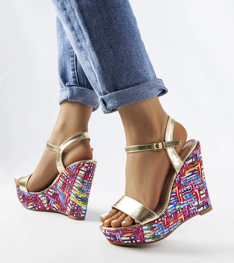 Złote sandały na kolorowej koturnie