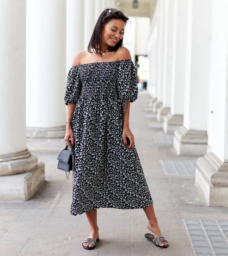 Czarna sukienka midi w kwiaty