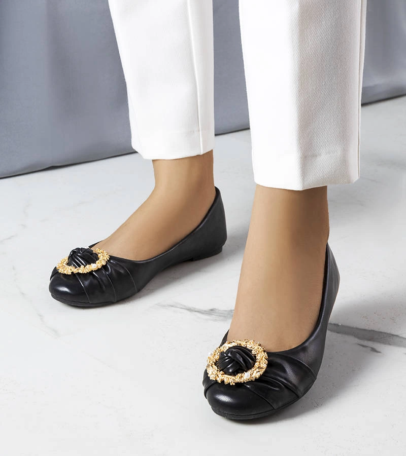 Czarne balerinki z metalową ozdobą