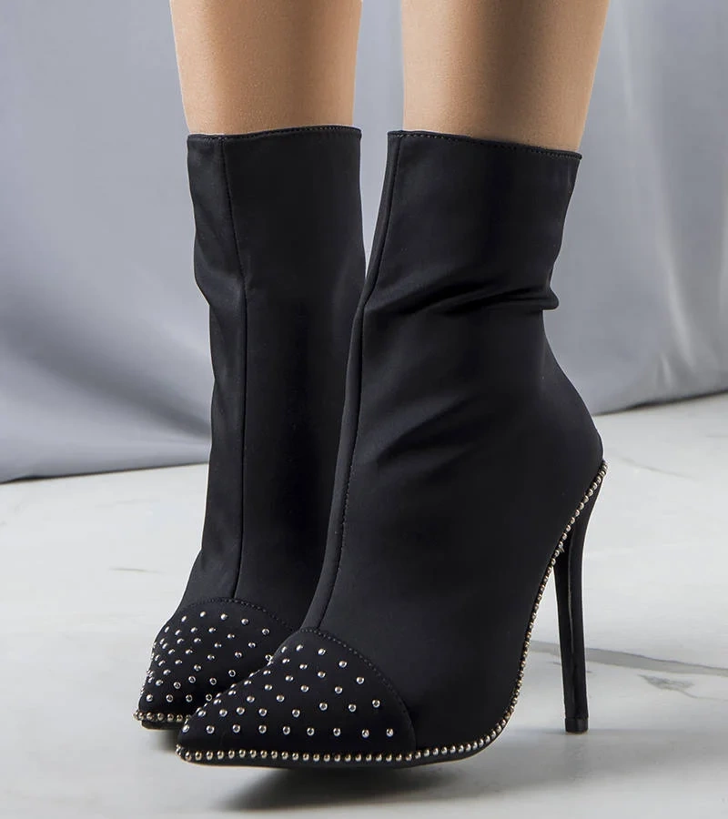 Czarne botki na wysokim obcasie