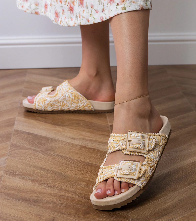 Hers Beżowe klapki szydełkowe z klamrami na paskach