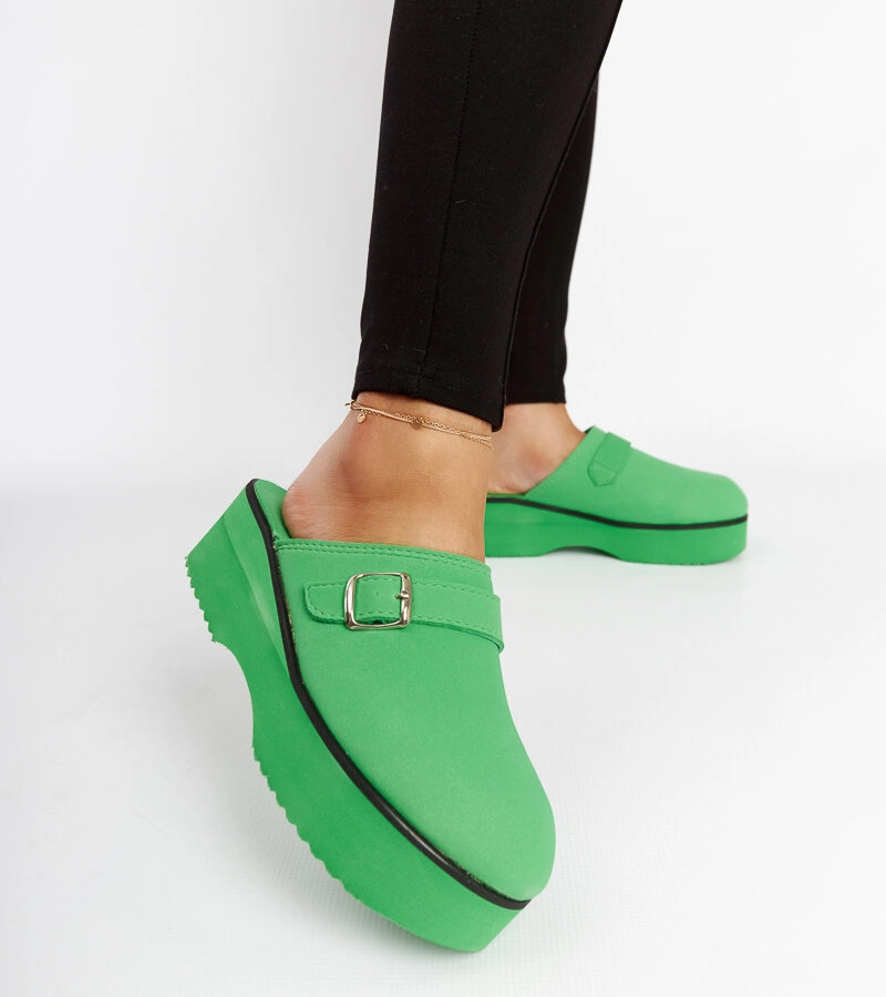 Zielone klapki typu chodaki na platformie