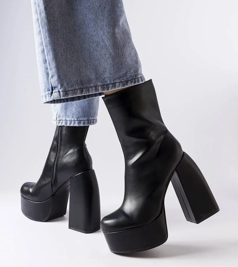 Czarne masywne botki na wysokim słupku