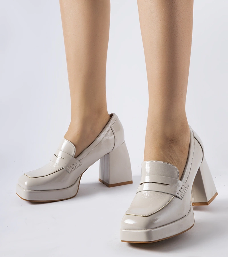 Szare lakierowane czółenka na słupku