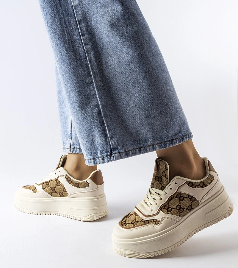 Beżowe sneakersy na platformie zdobione monogramem