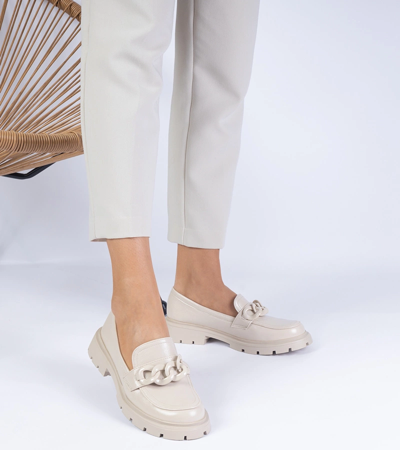 Hers Beżowe lakierowane mokasyny z ozdobą