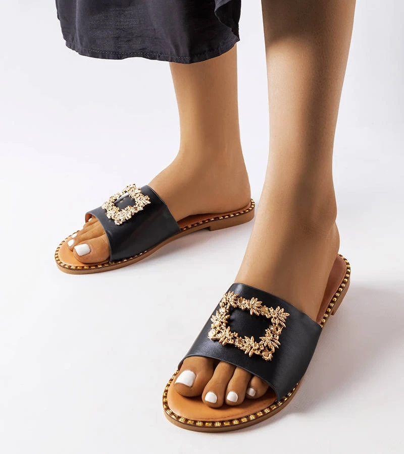 Czarne klapki z ozdobą