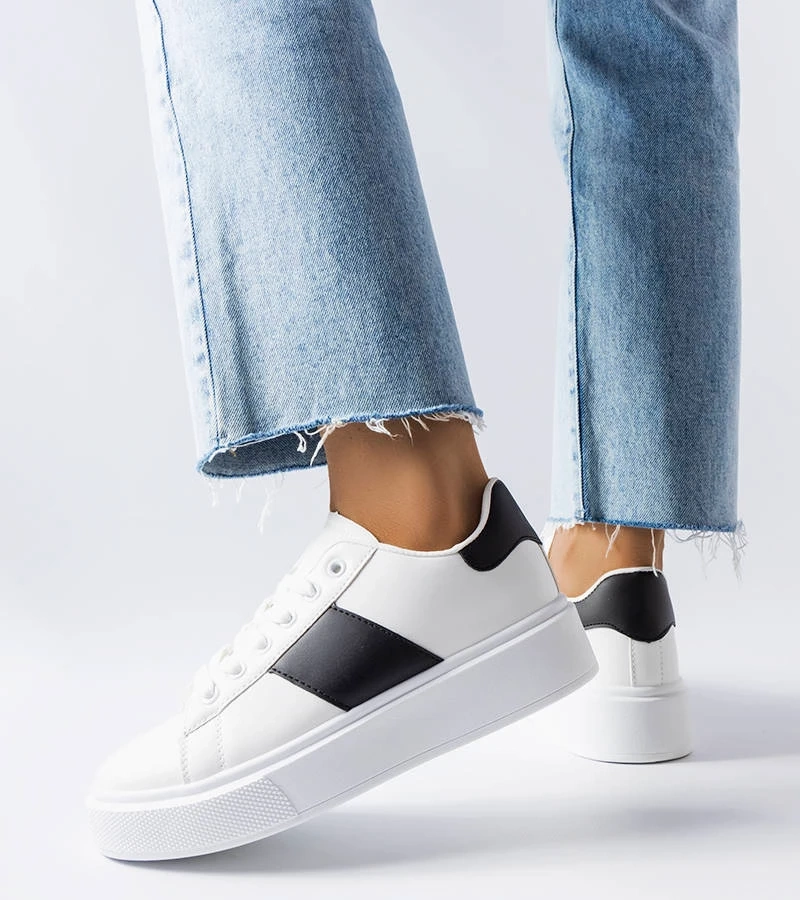 Białe sneakersy ozdobione czarnym lampasem