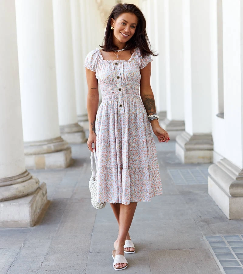 Sukienka midi w kwiaty z gumka w pasie