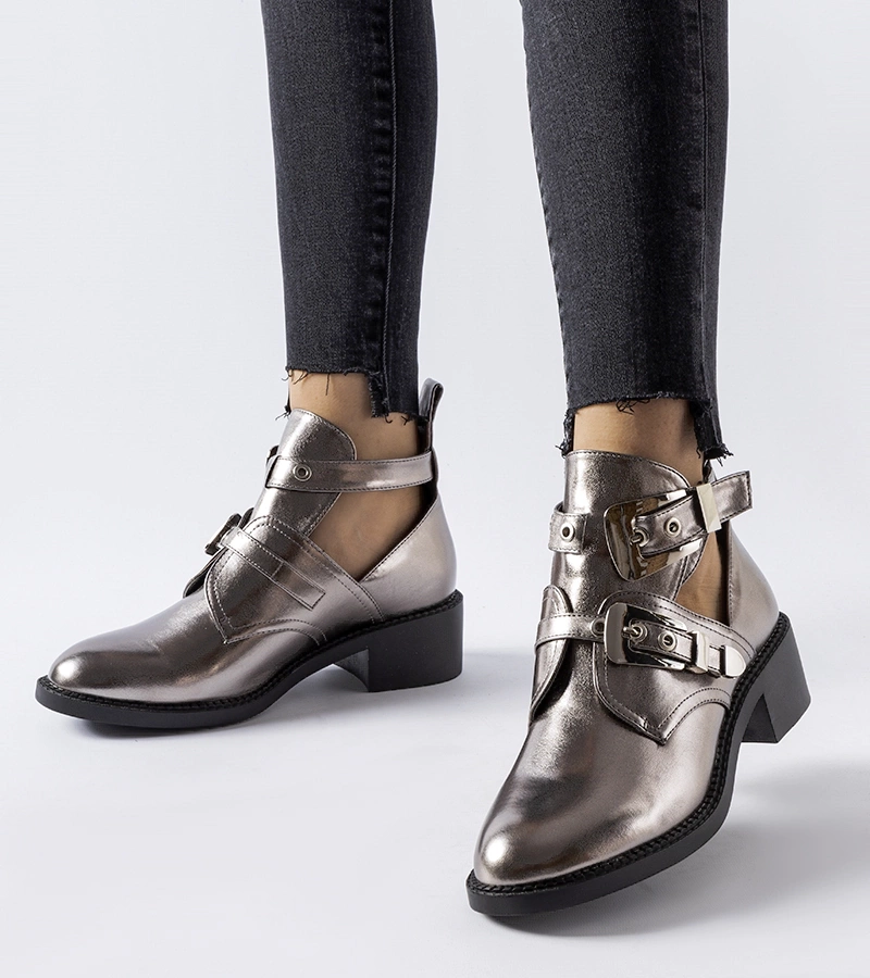 Ciemne metaliczne mocno wycięte botki