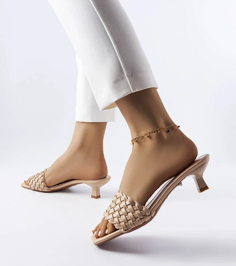 Beżowe plecione klapki na obcasie