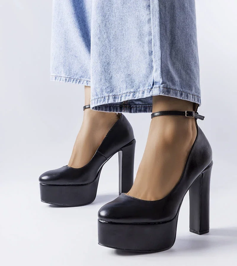 Czarne czółenka na wysokim słupku