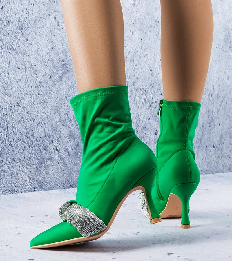 Zielone botki na szpilce bogato zdobione cyrkoniami
