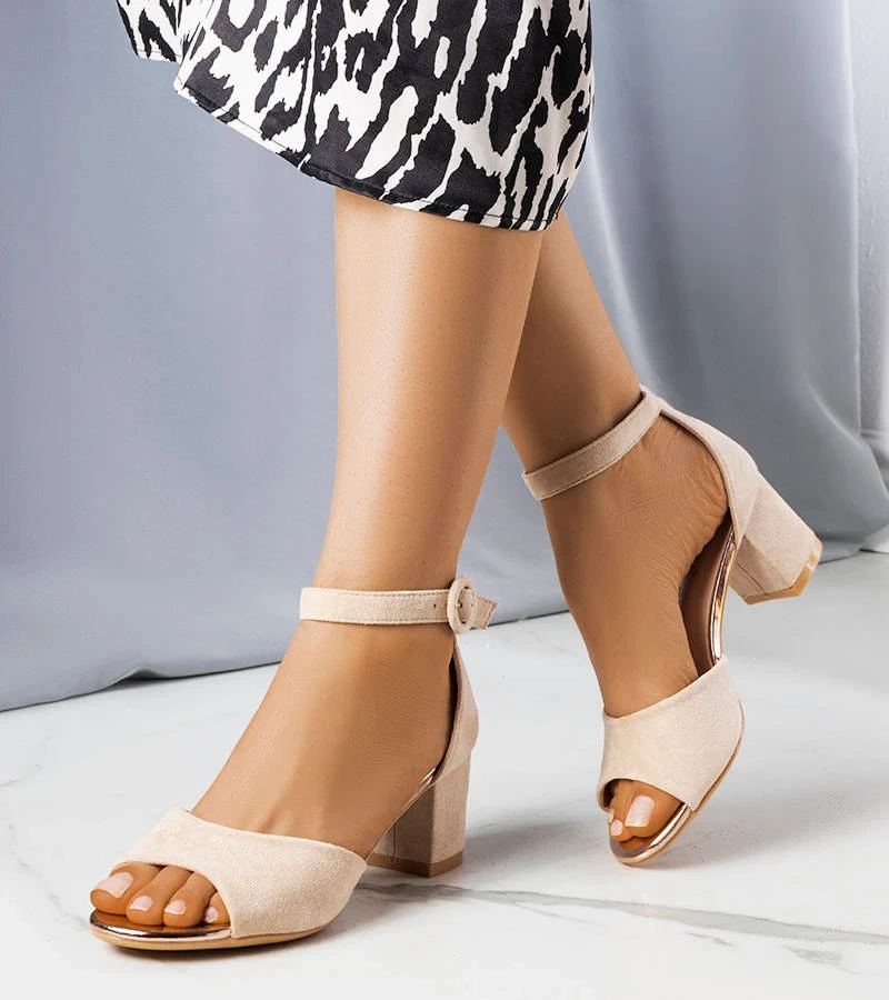Beżowe sandałki na niskim słupku