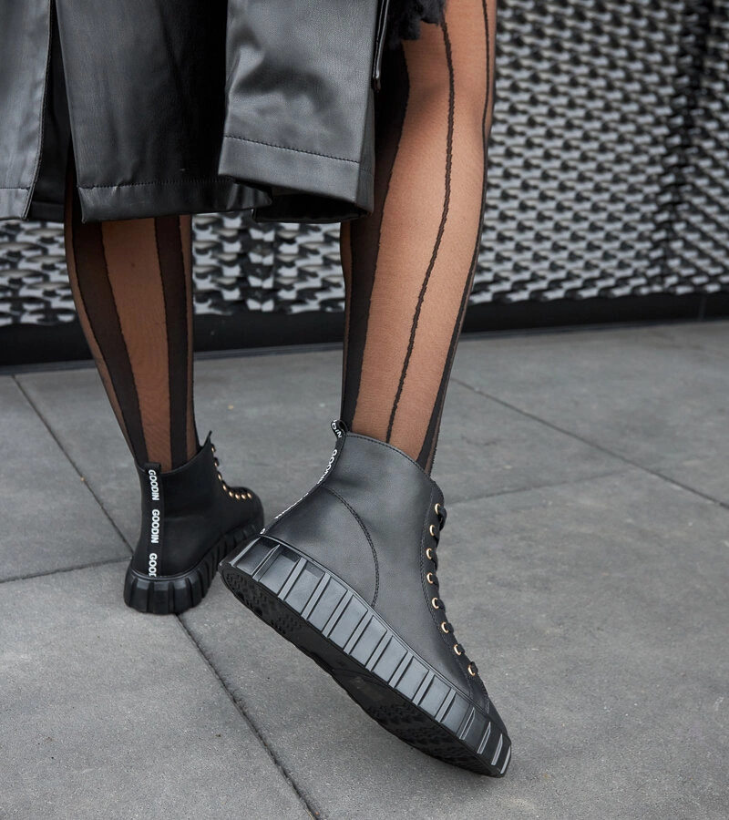 Czarne długie skórzane trampki