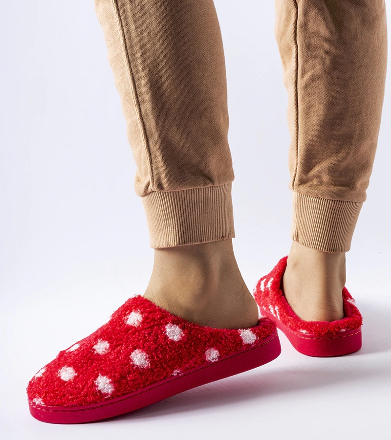 Czerwone ciepłe kapcie w białe kropki