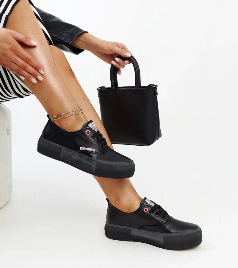 Czarne damskie trampki CROSS JEANS