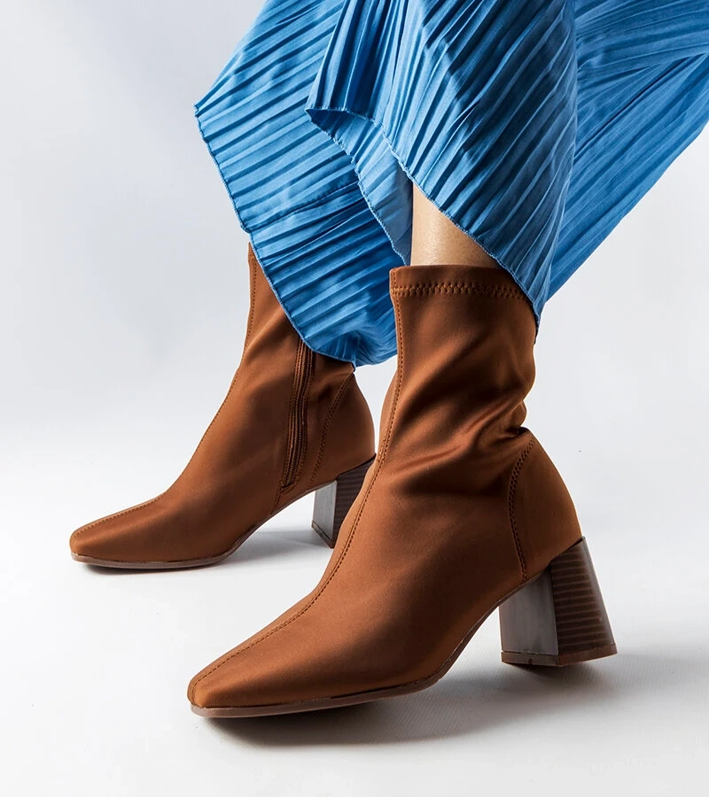 Brązowe satynowe botki na słupku