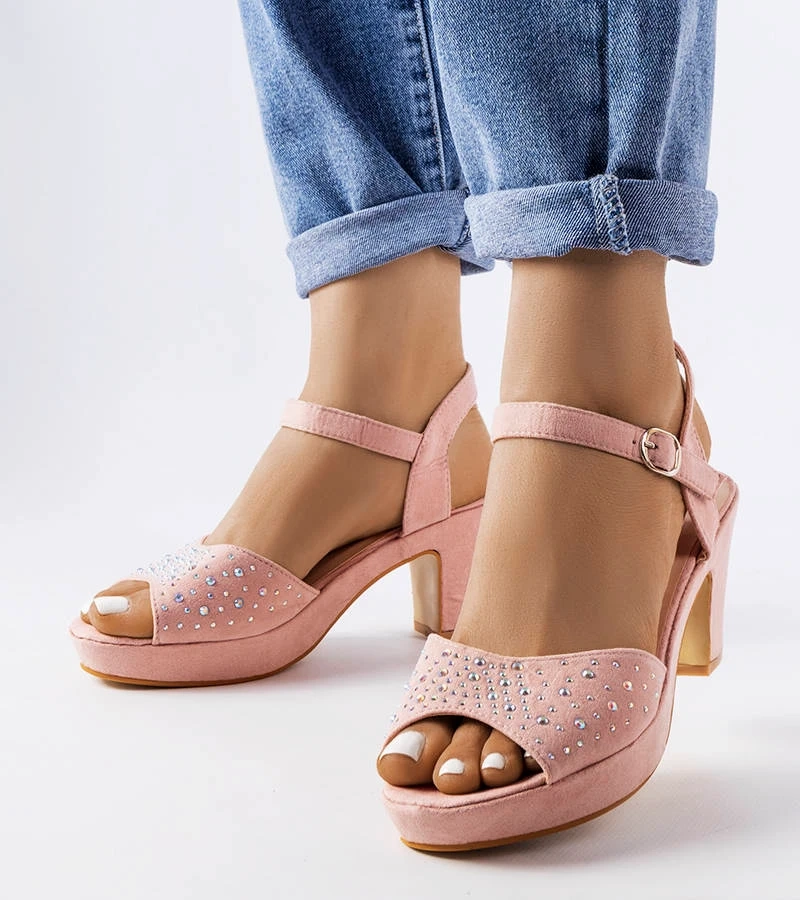 Różowe sandałki na słupku