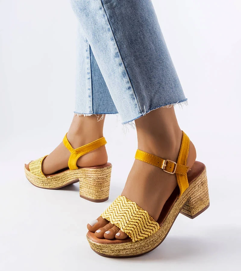 Żółte sandały na słupku