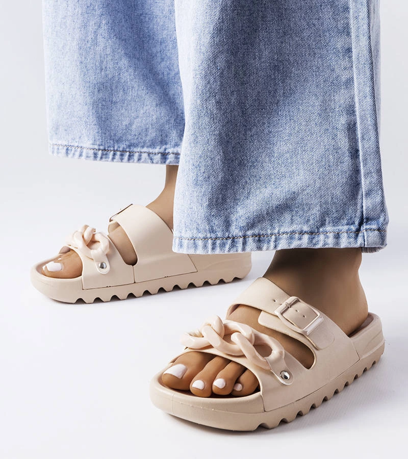 Beżowe gumowe klapki ozdobione łańcuchem