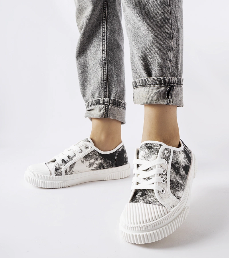 Czarne trampki na grubszej podeszwie