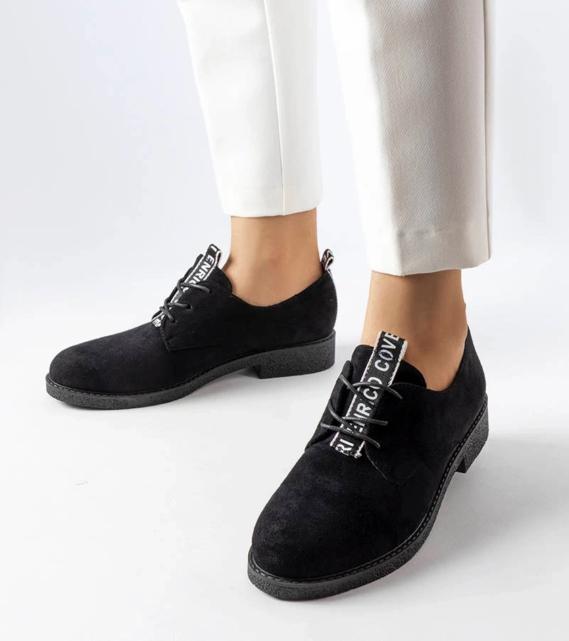 Czarne półbuty z ozdobną wstążką na języku