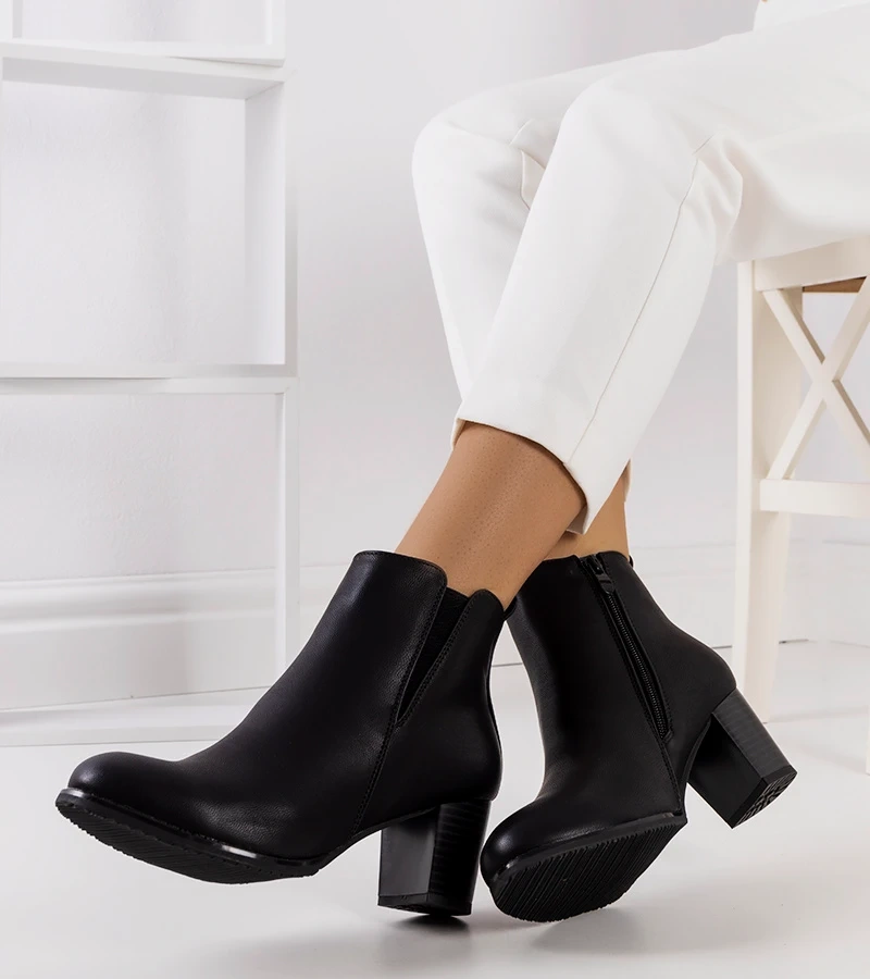 Czarne botki na obcasie