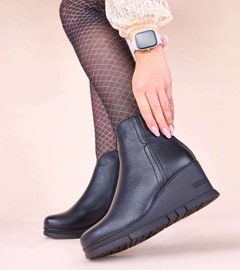 Hers Czarne botki na koturnie