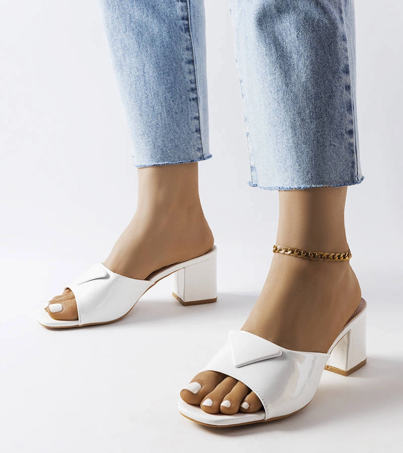 Białe lakierowane klapki na słupku