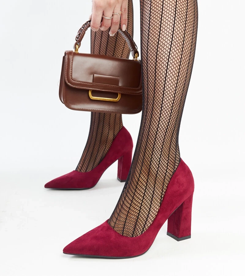 Bordowe czółenka na wysokim słupku