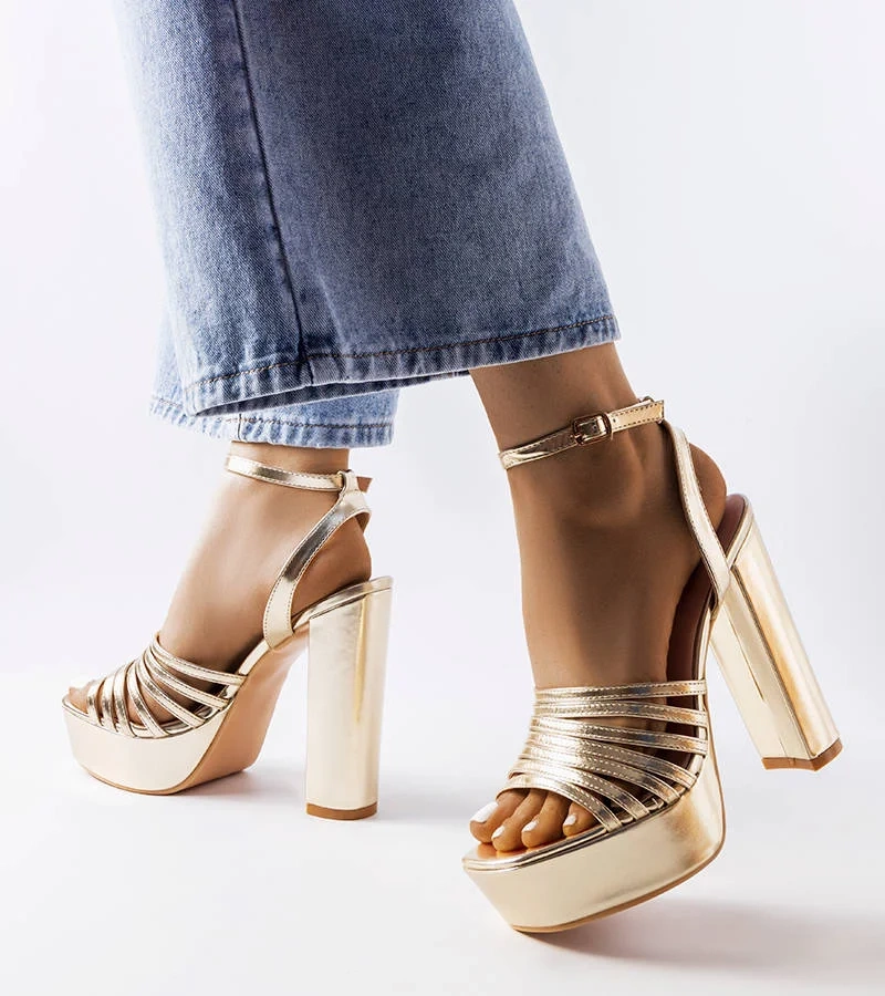 Masywne złote sandały na słupku