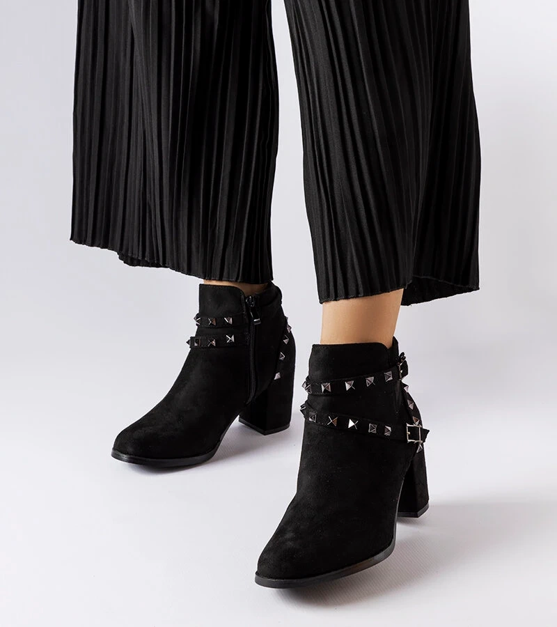 Czarne botki na słupku zdobione ćwiekami