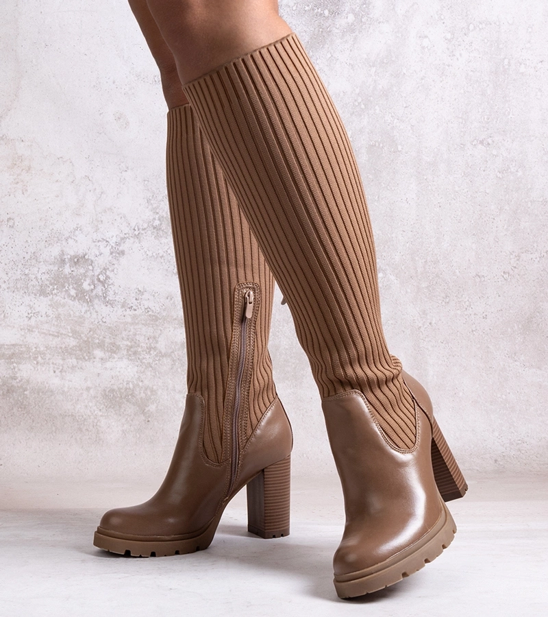 Brązowe kozaki na słupku