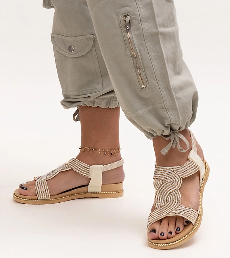 Jasnobeżowe sandałki zdobione cyrkoniami