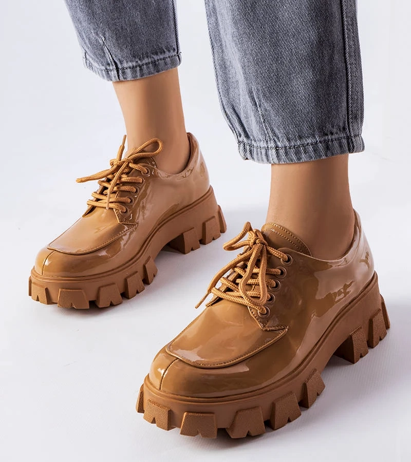 Brązowe półbuty z lakierowanej ekoskóry