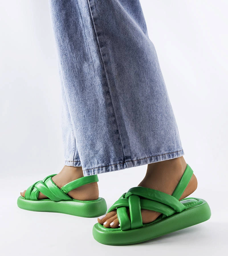 Zielone klapki na platformie