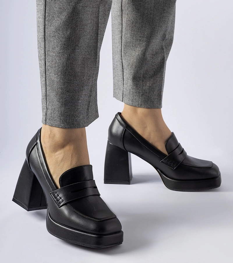 Czarne czółenka na wysokim słupku