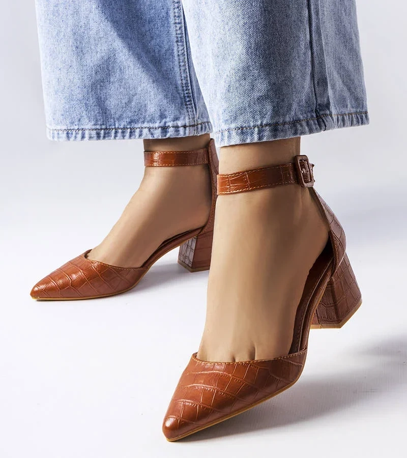 Brązowe czółenka na niskim słupku