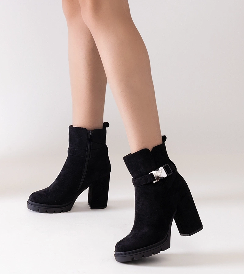 Czarne botki na słupku zdobione klamerką