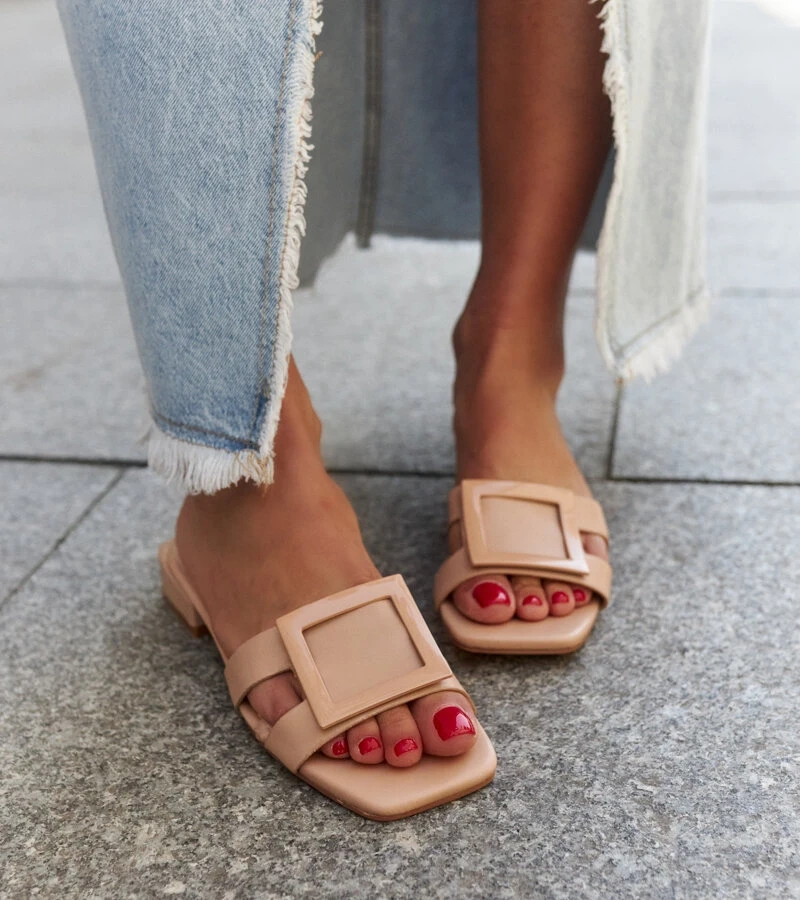 Białe klapki ze skórzaną wkładką