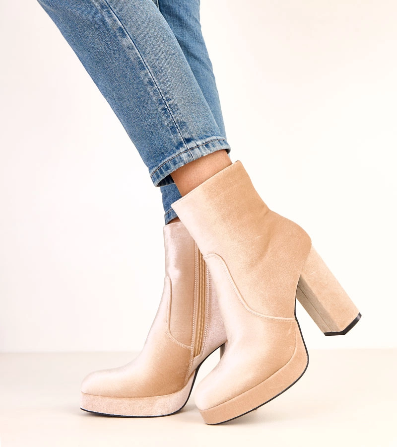 Hers Beżowe botki na słupku z połyskiem