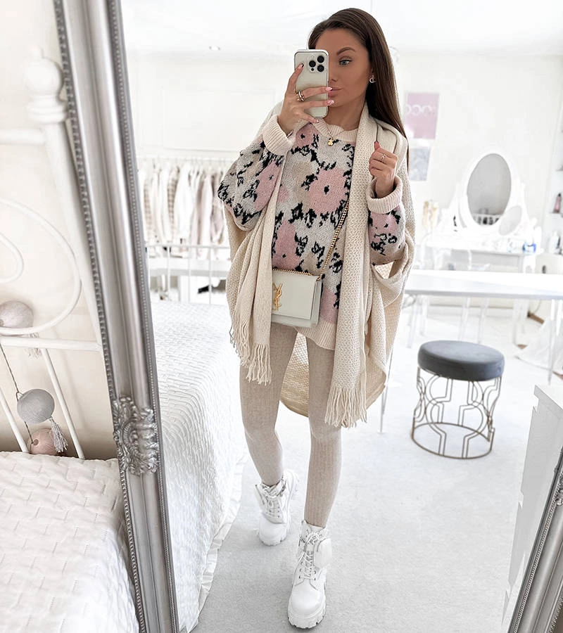 Beżowa narzutka z frędzlami