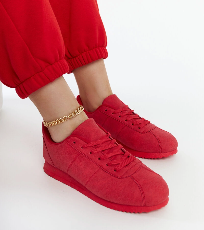 Czerwone sneakersy sportowe