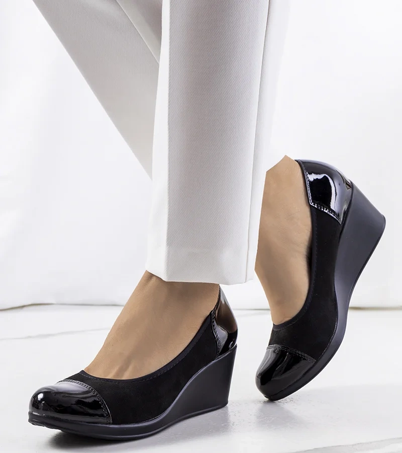 Czółenka na koturnie