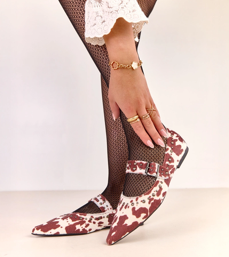 Hers Brązowe baleriny w krowie łaty zdobione nitami