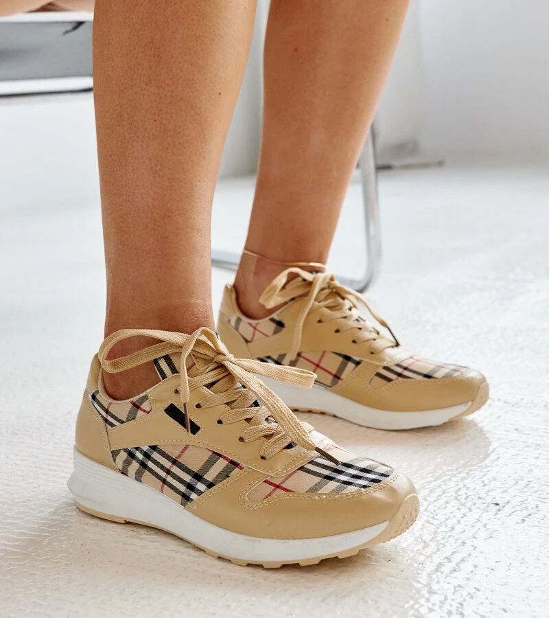Beżowe sneakersy w kratkę