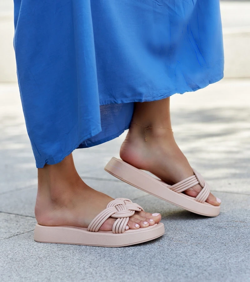 Beżowe klapki gumowe