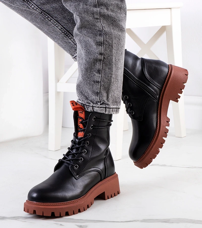 Czarne traperki z eko-skóry